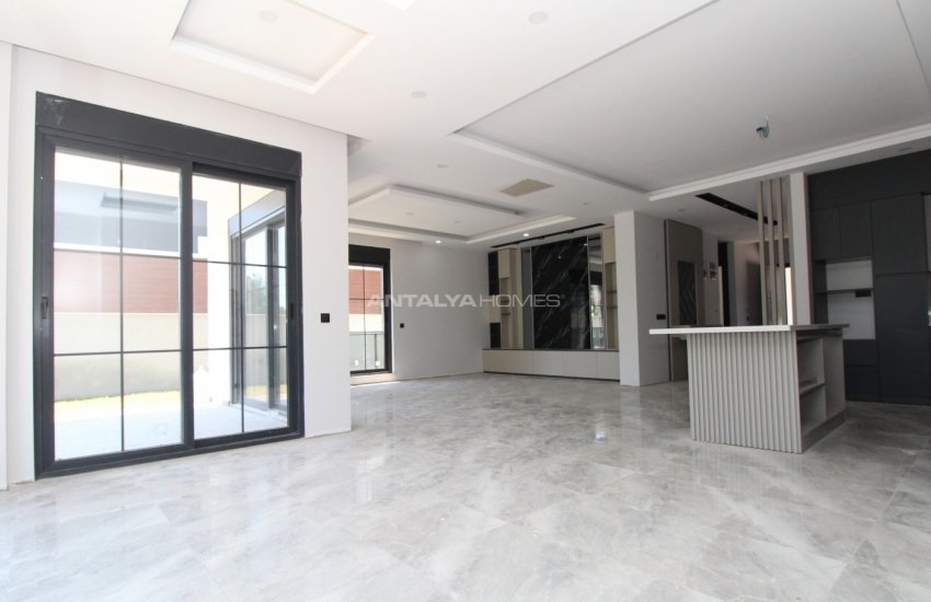 Döşemealtı’nda Özel Havuzlu ve Bahçeli Çağdaş Villa 11