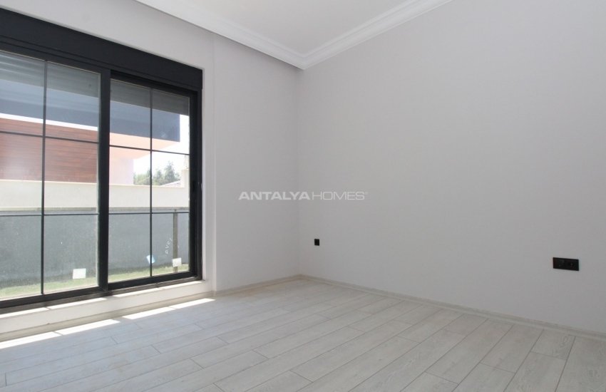 Döşemealtı’nda Özel Havuzlu ve Bahçeli Çağdaş Villa 21