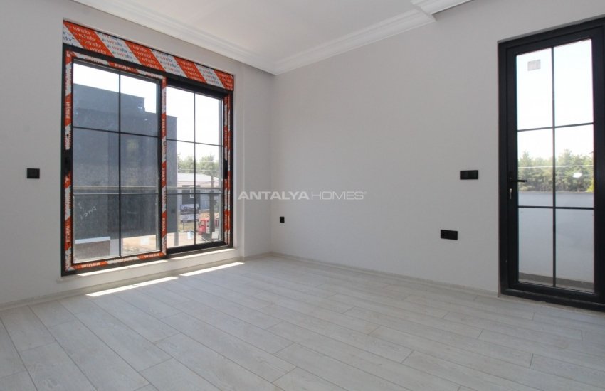 Döşemealtı’nda Özel Havuzlu ve Bahçeli Çağdaş Villa 22