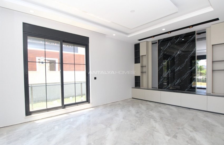 Döşemealtı’nda Özel Havuzlu ve Bahçeli Çağdaş Villa 12