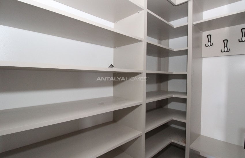 Döşemealtı’nda Özel Havuzlu ve Bahçeli Çağdaş Villa 30