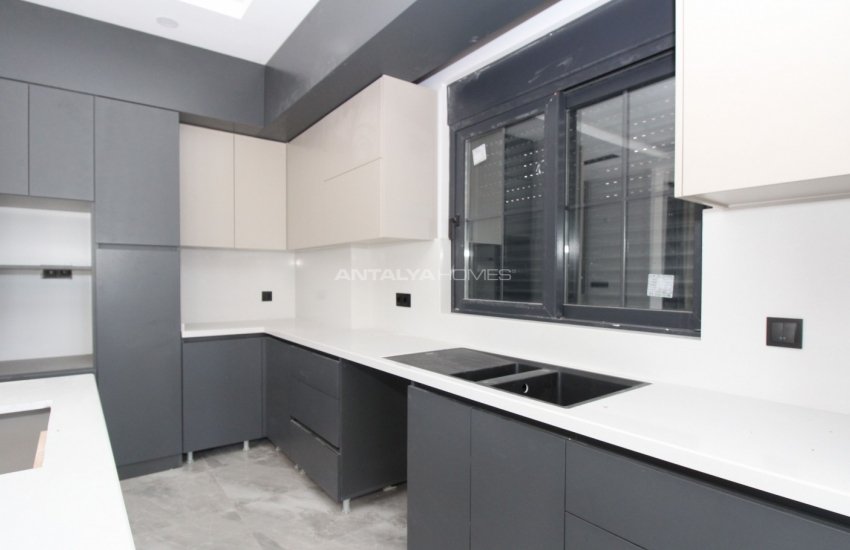 Döşemealtı’nda Özel Havuzlu ve Bahçeli Çağdaş Villa 14