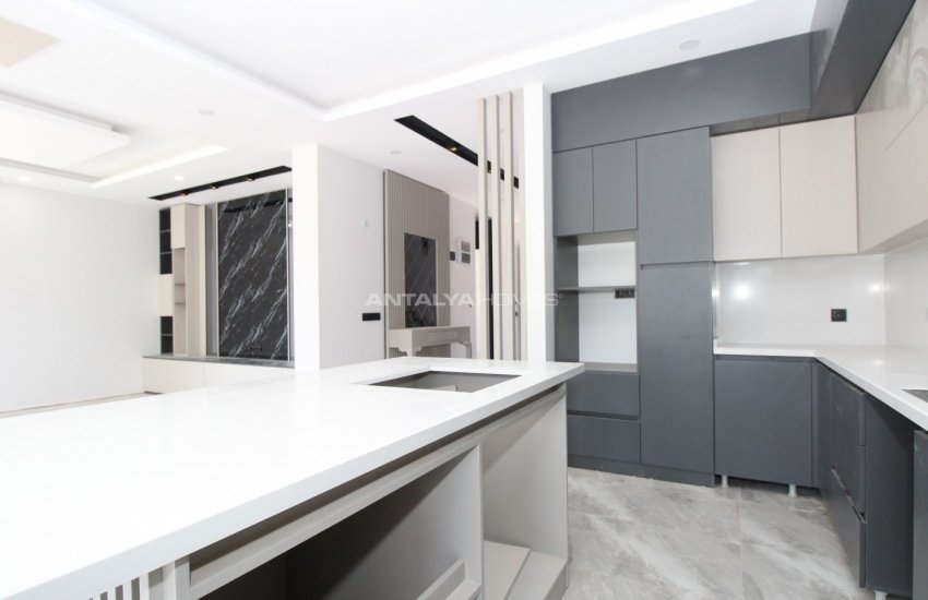 Döşemealtı’nda Özel Havuzlu ve Bahçeli Çağdaş Villa 15