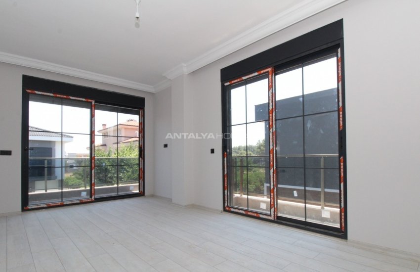 Döşemealtı’nda Özel Havuzlu ve Bahçeli Çağdaş Villa 16