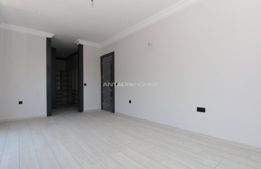 Döşemealtı’nda Özel Havuzlu ve Bahçeli Çağdaş Villa 18