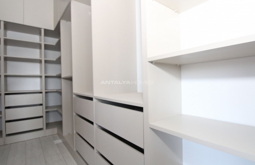 Döşemealtı’nda Özel Havuzlu ve Bahçeli Çağdaş Villa 19