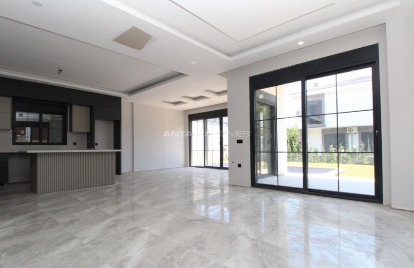 Döşemealtı’nda Özel Havuzlu ve Bahçeli Çağdaş Villa 10
