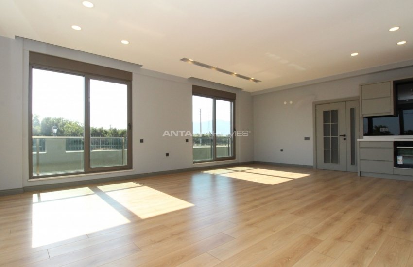 فلل فاخرة مع أنظمة المنزل الذكي بالقرب من الطريق السريع في كونيالتي 12