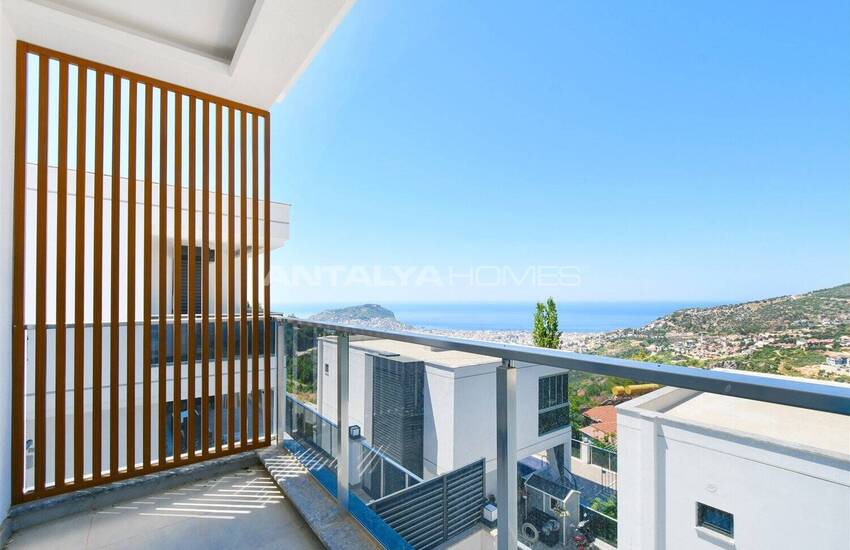 Alanya'da Deniz ve Doğa Manzaralı Havuzlu Villalar