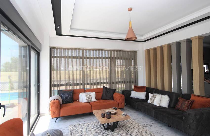 Belek'te Modern Tasarımlı Müstakil Tripleks Villa 5