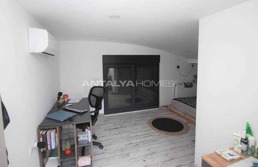 Belek'te Modern Tasarımlı Müstakil Tripleks Villa 21