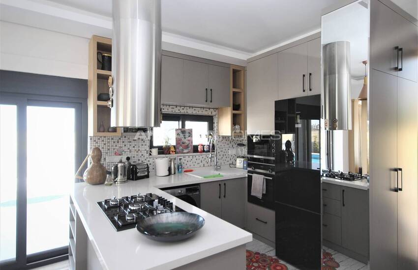 Belek'te Modern Tasarımlı Müstakil Tripleks Villa 10