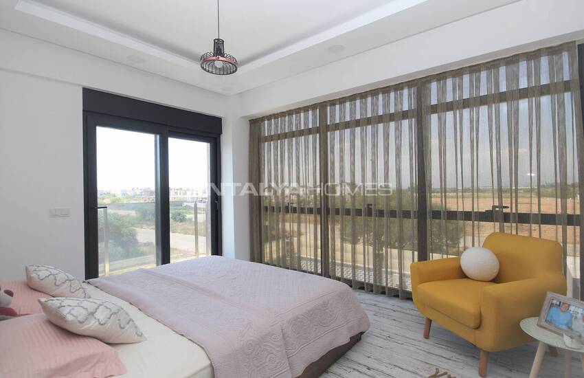 Belek'te Modern Tasarımlı Müstakil Tripleks Villa 12