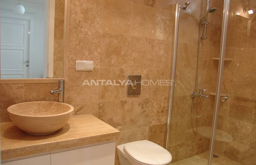 Well-located Luxurious House Rich in Social Activities 28