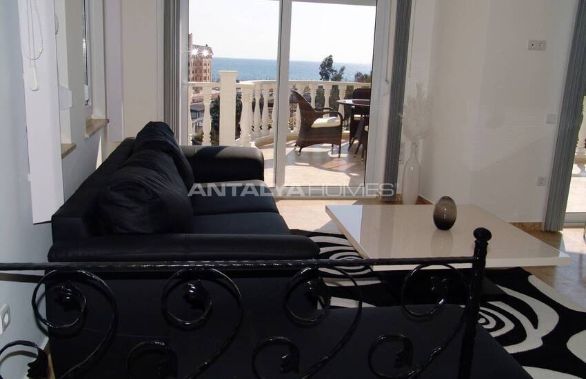 Well-located Luxurious House Rich in Social Activities 18