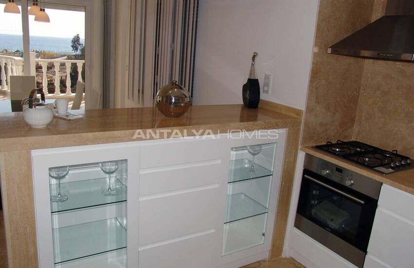 Well-located Luxurious House Rich in Social Activities 19