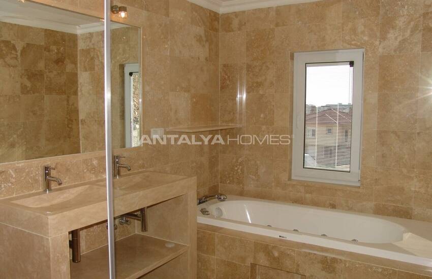 Well-located Luxurious House Rich in Social Activities 20