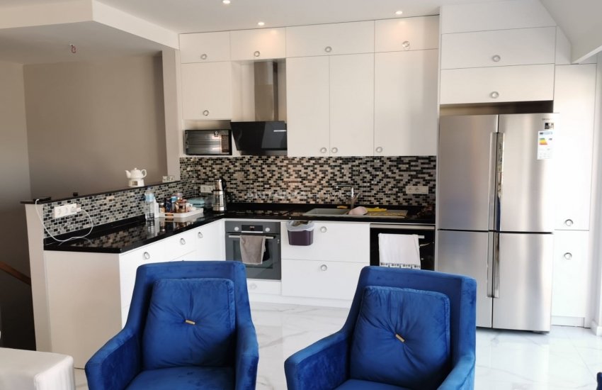 Centrally Located Apartment in a Complex in Alanya Carsi 6