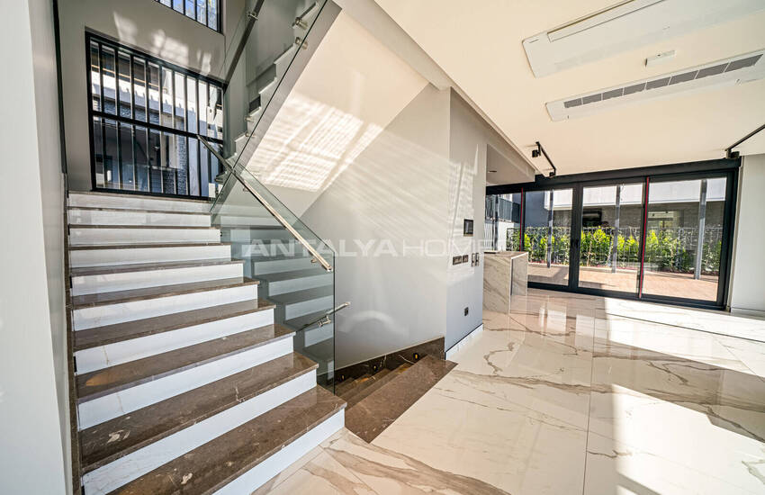 فلل فاخرة مع حديقة خاصة و إطلالة على البحر في ألانيا 19