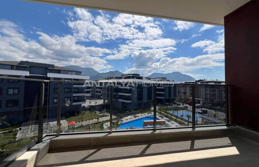 Real Estate in a Complex with Swimming Pool in Alanya Oba 13