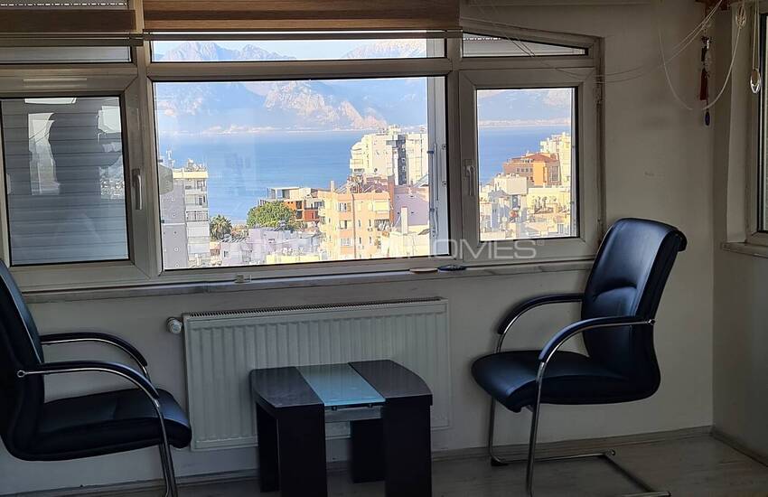 Spacious Apartment in a Complex with Swimming Pool in Muratpasa 42