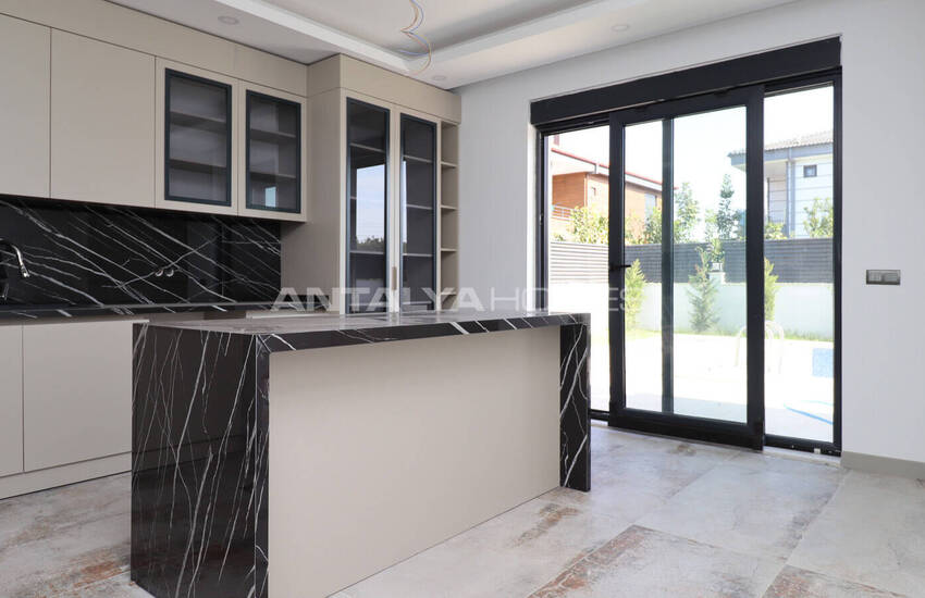 Antalya Merkeze Yakın Satılık Havuzlu Müstakil Ev 12