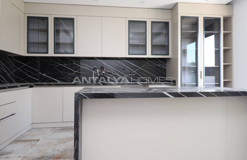 Antalya Merkeze Yakın Satılık Havuzlu Müstakil Ev 14