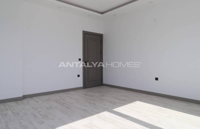 Antalya Merkeze Yakın Satılık Havuzlu Müstakil Ev 18