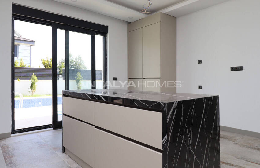 Antalya Merkeze Yakın Satılık Havuzlu Müstakil Ev 13