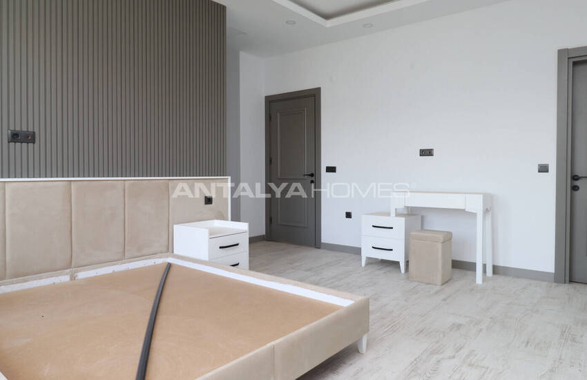 Antalya Merkeze Yakın Satılık Havuzlu Müstakil Ev 16