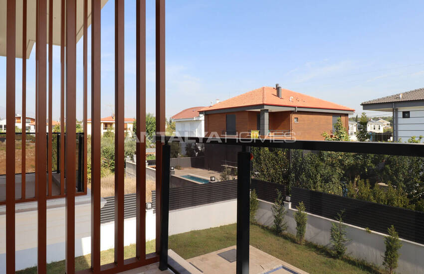 Antalya Merkeze Yakın Satılık Havuzlu Müstakil Ev 30