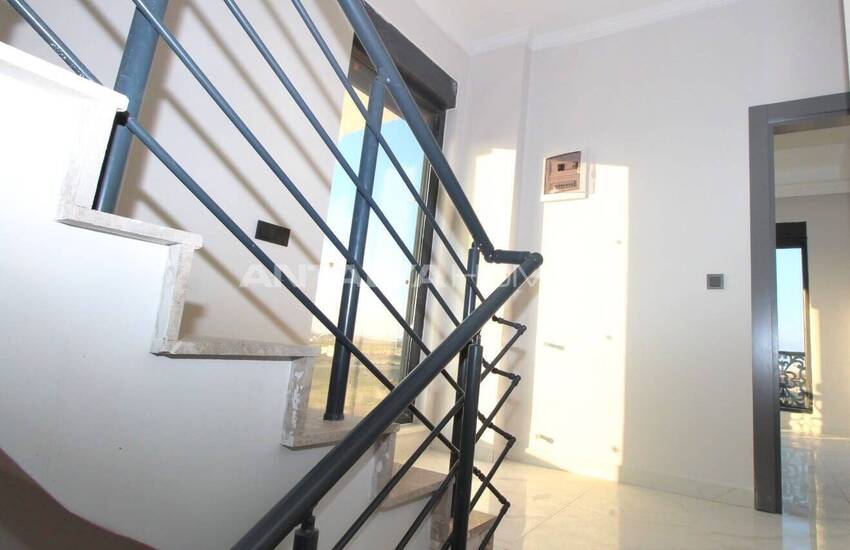 ویلاهایی با استخر و باغ نزدیک به زمین گلف در بلک 25