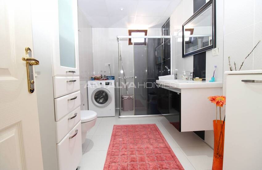 Wide and Spacious Apartment in Complex in Antalya Muratpasa 40