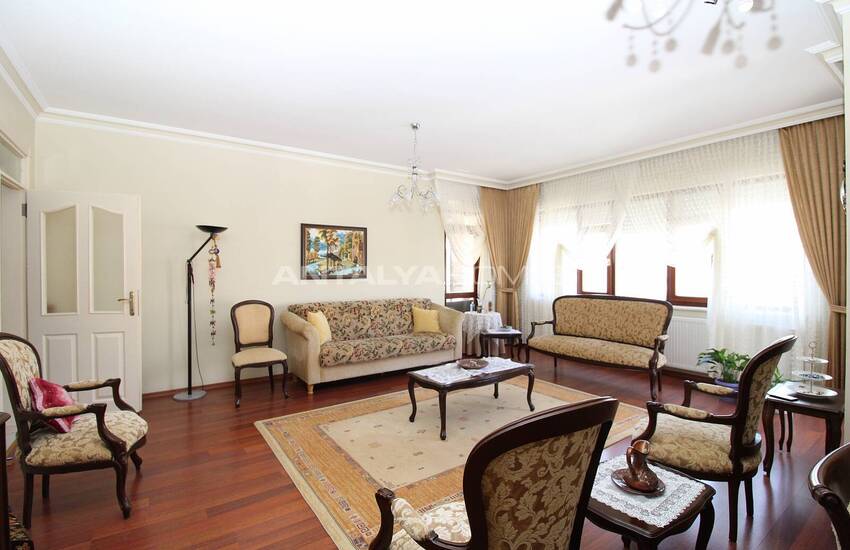 Wide and Spacious Apartment in Complex in Antalya Muratpasa 23