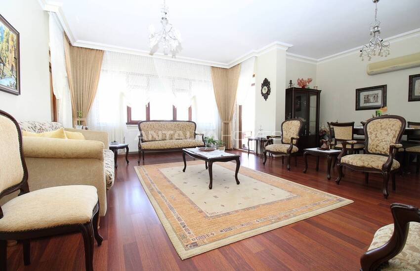 Wide and Spacious Apartment in Complex in Antalya Muratpasa 19