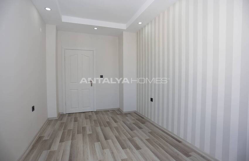 Spacious Renovated Flat in Complex in Antalya Muratpasa 18