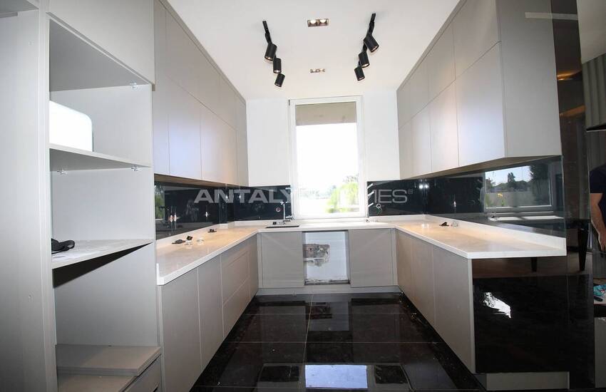 Güzeloba'da Oturmaya Hazır Eşyalı Müstakil Villa 20