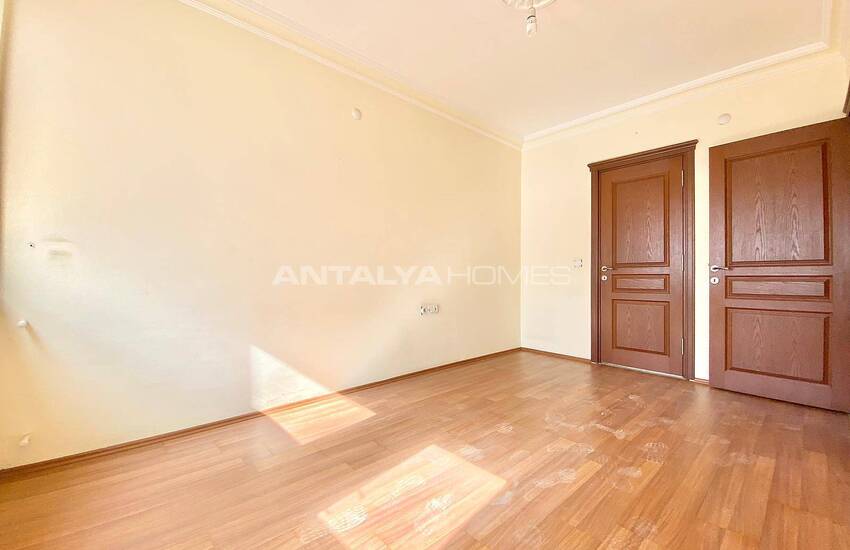 Spacious 3-bedroom Property Near the City Center in Muratpasa 18