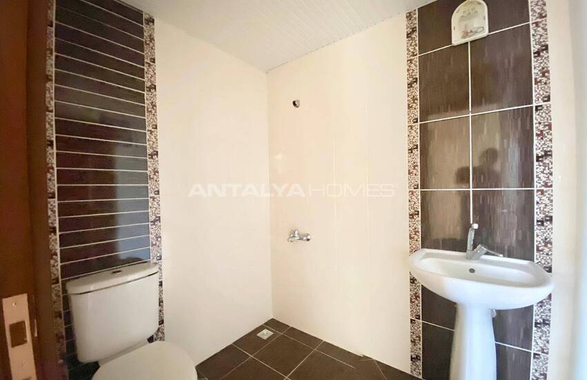 Spacious 3-bedroom Property Near the City Center in Muratpasa 20