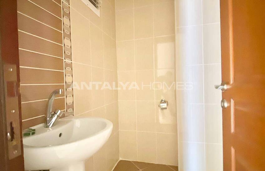 Spacious 3-bedroom Property Near the City Center in Muratpasa 21