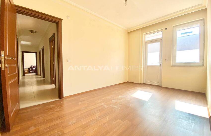 Spacious 3-bedroom Property Near the City Center in Muratpasa 17