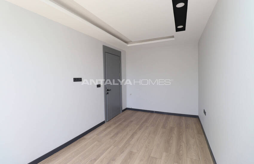 Kepez Esentepe'de Tramvay Durağına 900 M Uzaklıkta Daireler 12