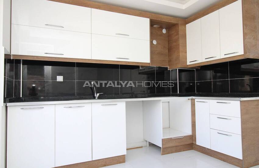 Flat with Separate Kitchen and Balcony in Complex in Antalya Kepez 10