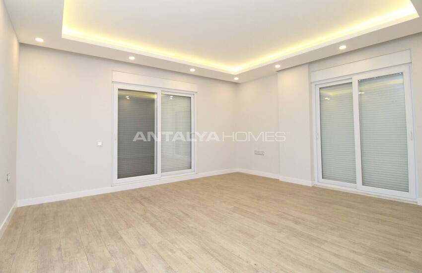 Lara'da Bahçeli ve Havuzlu Müstakil Yaşama Uygun Lüks Villa 23