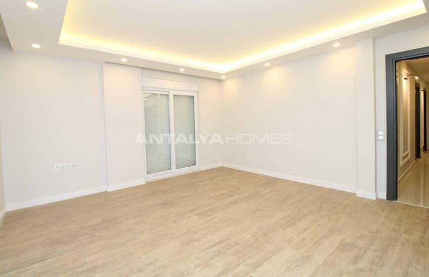 Lara'da Bahçeli ve Havuzlu Müstakil Yaşama Uygun Lüks Villa 24