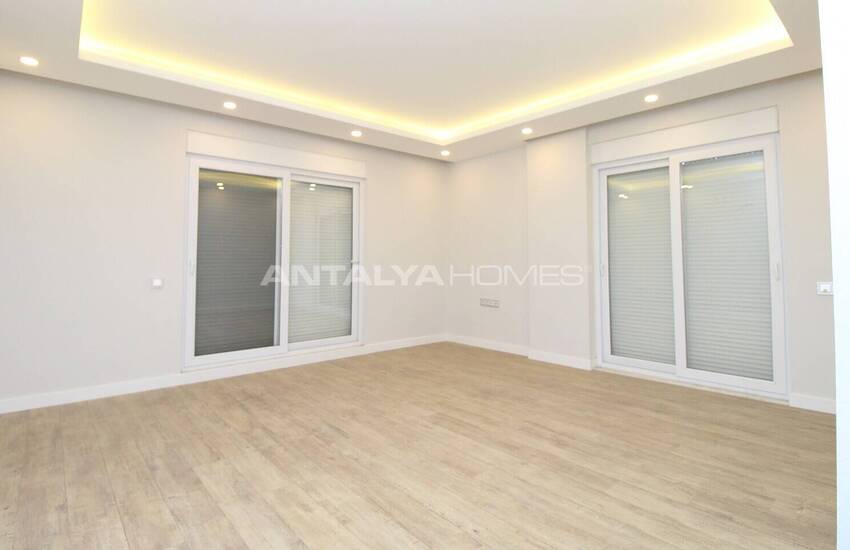 Lara'da Bahçeli ve Havuzlu Müstakil Yaşama Uygun Lüks Villa 26