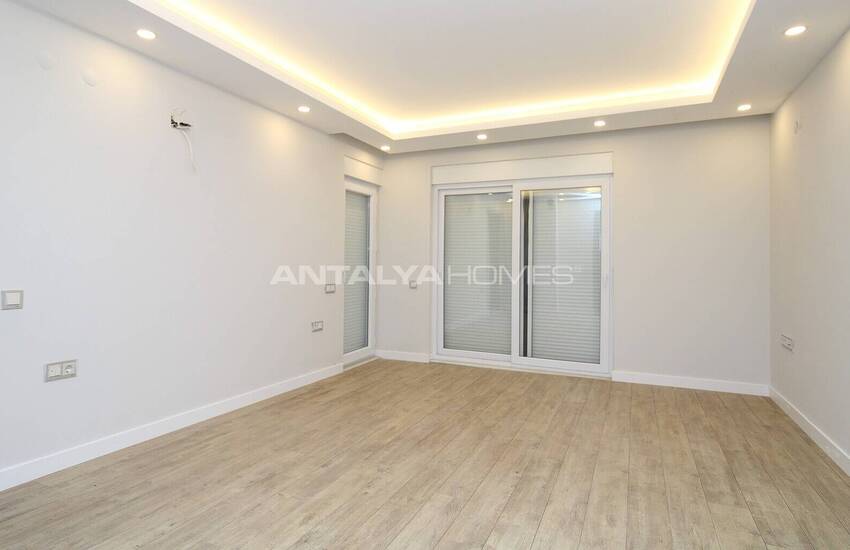 Lara'da Bahçeli ve Havuzlu Müstakil Yaşama Uygun Lüks Villa 27