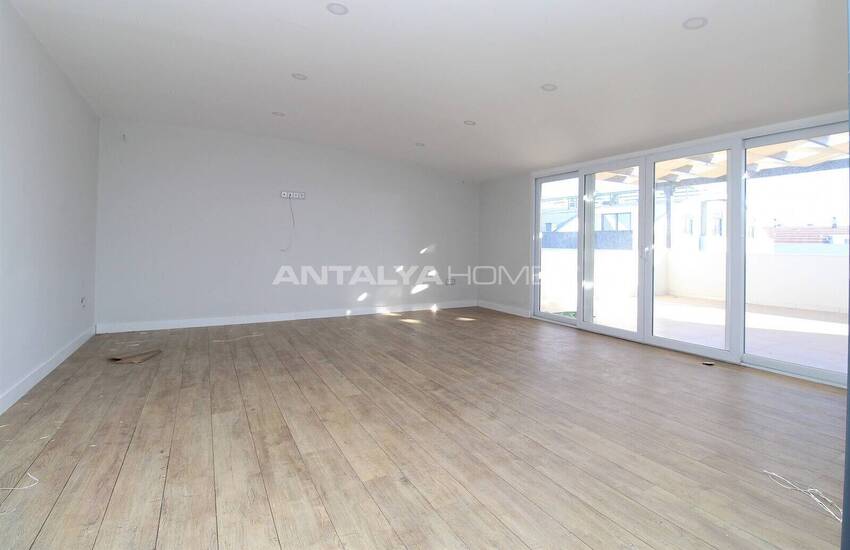 Lara'da Bahçeli ve Havuzlu Müstakil Yaşama Uygun Lüks Villa 28