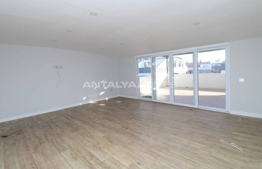 Lara'da Bahçeli ve Havuzlu Müstakil Yaşama Uygun Lüks Villa 29