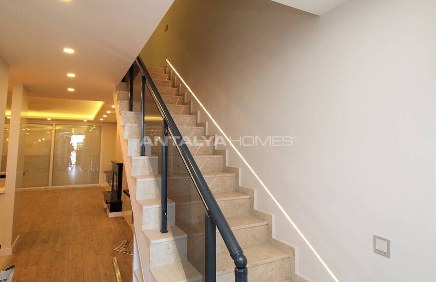 Lara'da Bahçeli ve Havuzlu Müstakil Yaşama Uygun Lüks Villa 31